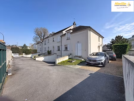 dourdan  centre-ville toutes commodités.