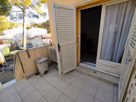 le cap d'agde: au calme pinede 1er et dernier étage studio /mezzanine avec terrasse et par