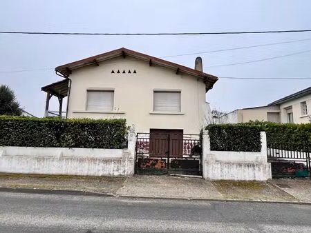 a rénover maison avec jardin et garage à proximité des commerces