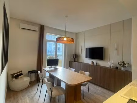 coworking / bureau avec ecran et fauteuil