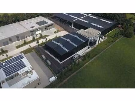 entrepôt spacieux avec les installations nécessaires à louer