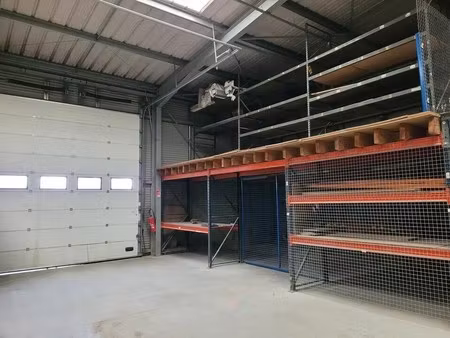 location local d'activités 866 m²
