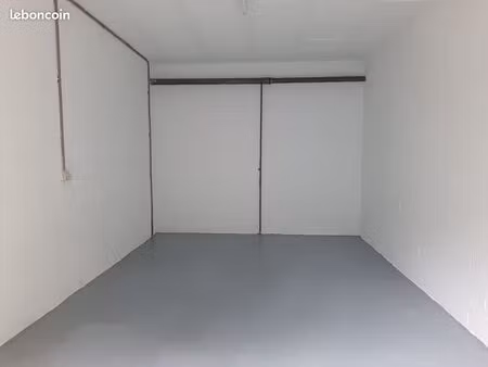 garage fermé refait à neuf – carnolès – résidence sécurisée – 19 m²