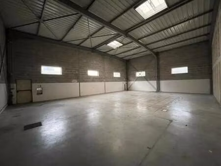 location entrepôt 800 m²