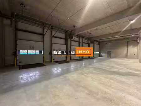 location entrepôt 3256m² à 3445m²