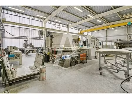 location local d'activités 859 m²