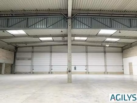 location local d'activités 1 520 m² à 3 290 m²