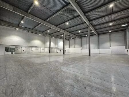 location local d'activités 1 900 m²