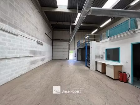 location local d'activités 193 m²