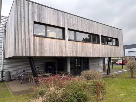 location local d'activités 794 m²