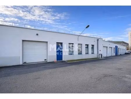 location local d'activités 374 m²