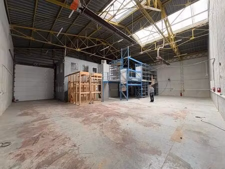 location local d'activités 417 m²