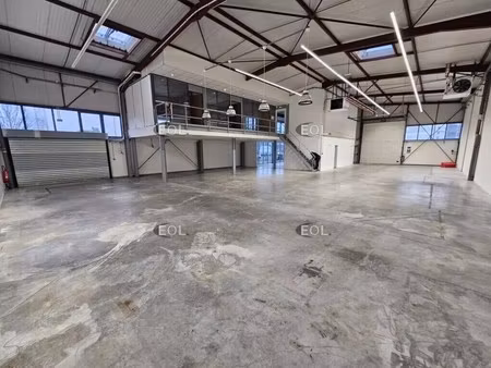 location local d'activités 596 m²
