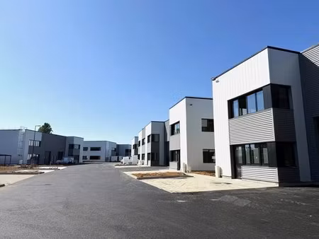 location local d'activités 323 m² à 676 m²