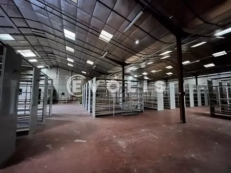 location local d'activités 930 m²