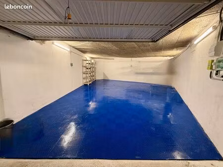 très grand garage à louer