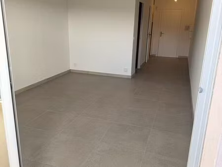 studio 30 m2 terrasse + parking - résidence avec piscine
