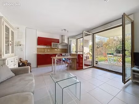 joli t2 de 44.02 m2 en rez-de-jardin disposant d'un accès direct à une terrasse couverte d