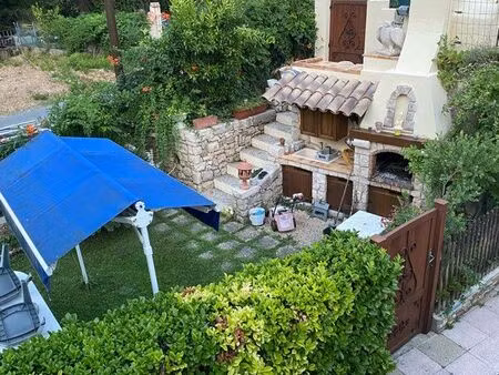 haut de villa avec jardin