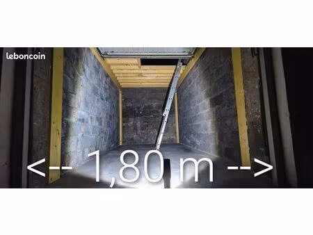 box de stationnement pour 2 roues ou stockage à grange blanche