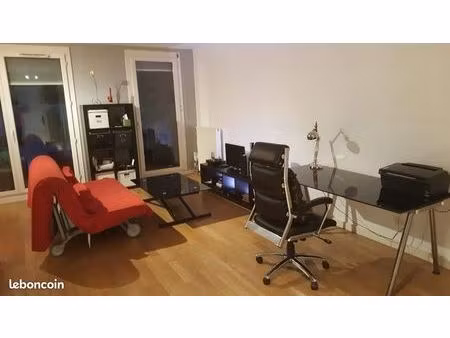 grand studio meublé au jet d'eau