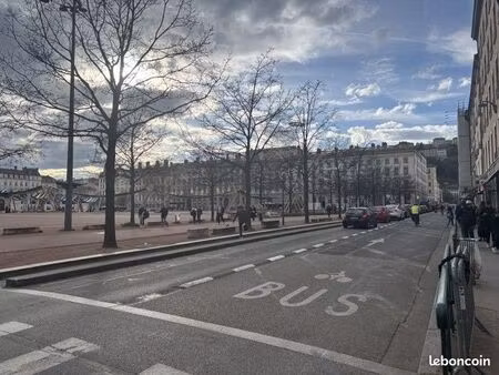 commerce habillement/textile 48 m²