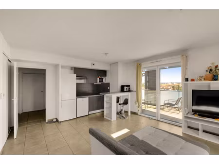 t3 lumineux de 63 m2 avec terrasse + parking sécurisé.