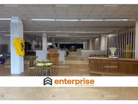 vente commerce 1 700 m²