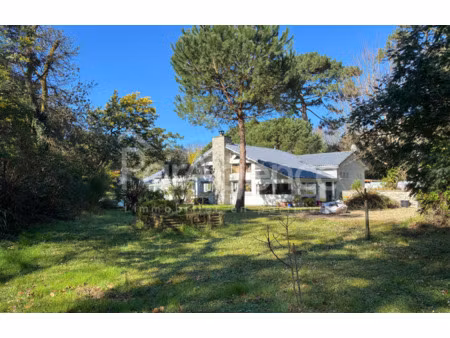 maison contemporaine avec piscine et appartement indépendant