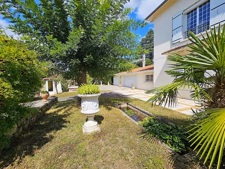 élégante propriété avec maison 200m²  dépendances jardin et piscine