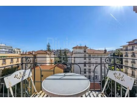 nice - fleurs : appartement 3-pièces lumineux en étage élevé et vue dégagée