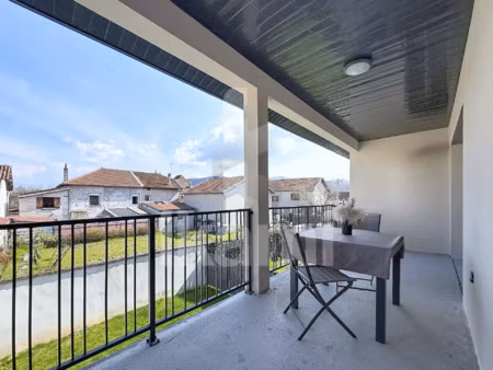 appartement t3 avec balcon - sillans -