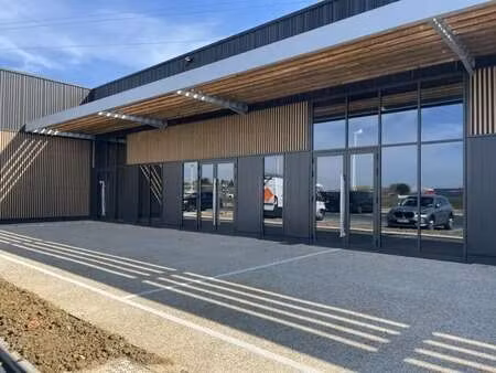 location commerce saint cyr sur loire 37540 111m²
