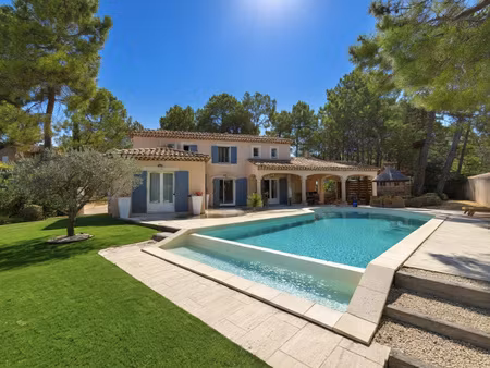 villa avec piscine à débordement au pied du mont ventoux