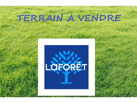 terrain en partie constructible à 7 minutes de blaye