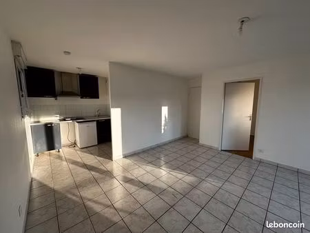 t2 avec balcon et place de parking 31700 blagnac