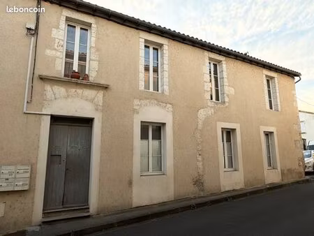 bel appartement en parfait état  grand t2  en rdc  cuisine équipée  quartier houmeau  proc