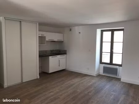 a louer studio centre etréchy avec possibilité de parking