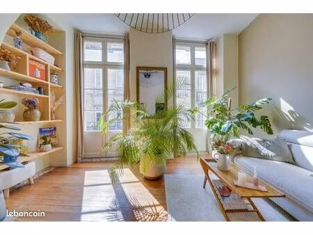 charmant t2 entièrement rénové en plein centre avec balcon et place de parking