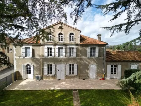 grande et belle maison bourgeoise entièrement rénovée avec piscine et jardin clôturé