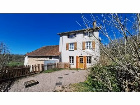 maison dans un hameau paisible