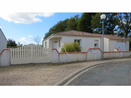 maison familiale au coeur du bourg de grosbreuil