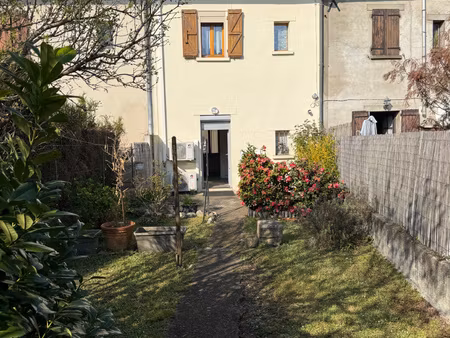 maison de village avec petit jardin.