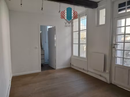 centre ville  t2  rdc 1 chambre  cour privative