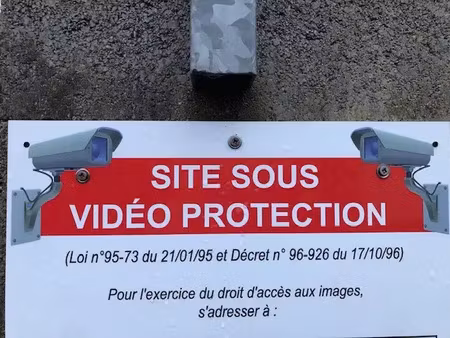 location garage box et parking aux sables-d'olonne (85100) : à louer / 24m² les sables-d'o