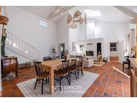 maison avec séjour cathédrale et jardin arboré dans le hameau des grézillières