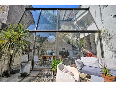 maison vigneronne réhabilitée avec verrière et bassin