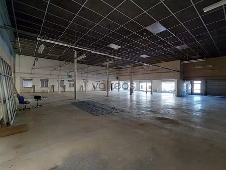 location local d'activités 710 m²