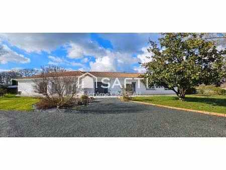 propriété de plain-pied aux beaux volumes avec grand terrain.