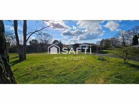 terrain constructible viabilisé avec dépendances aux portes de la roche sur yon.